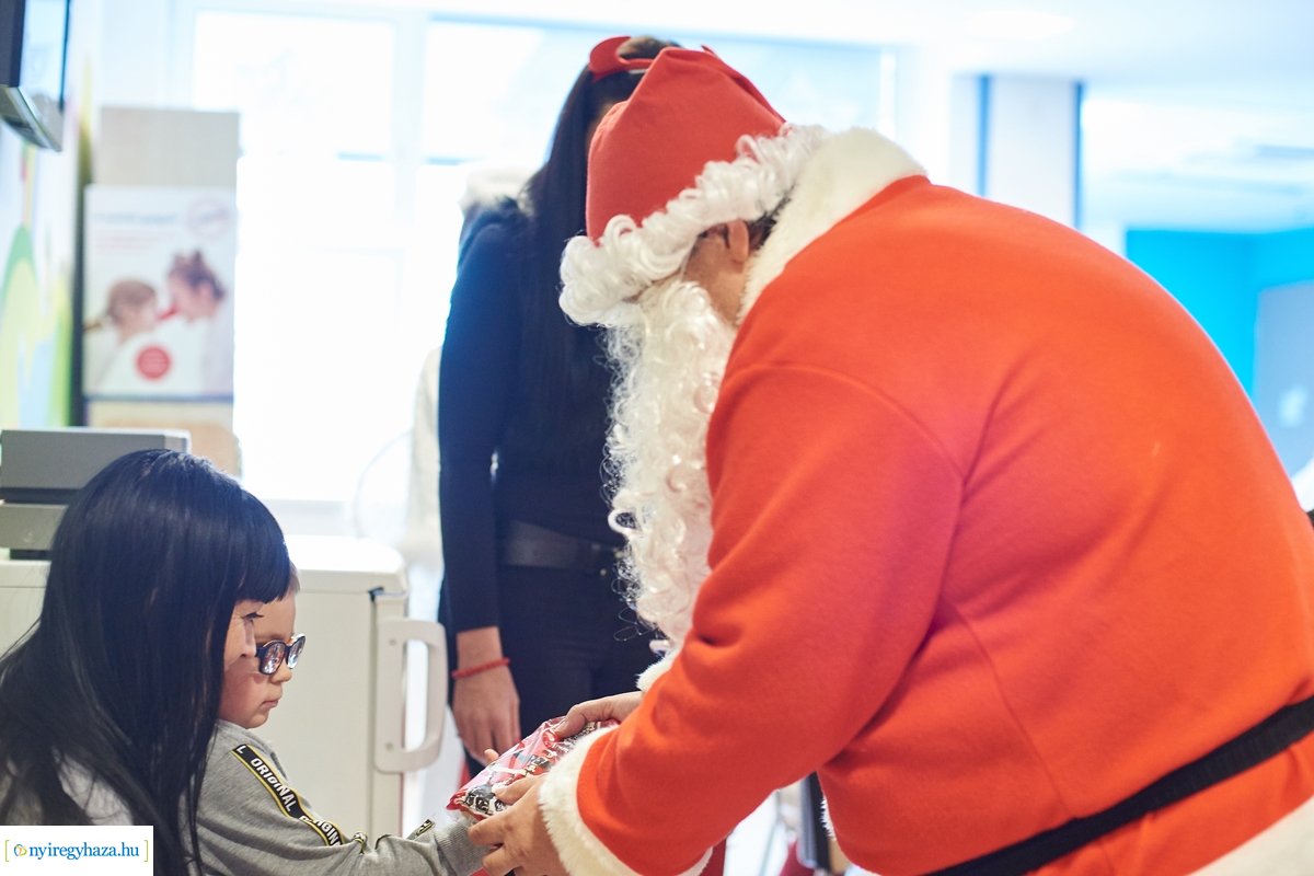 Mikulás látogatása a gyermekosztályon