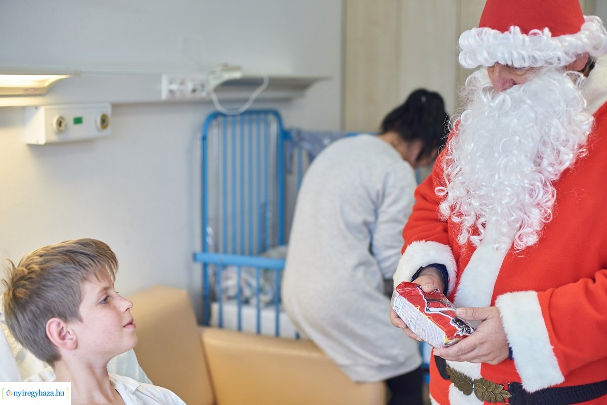 Mikulás látogatása a gyermekosztályon