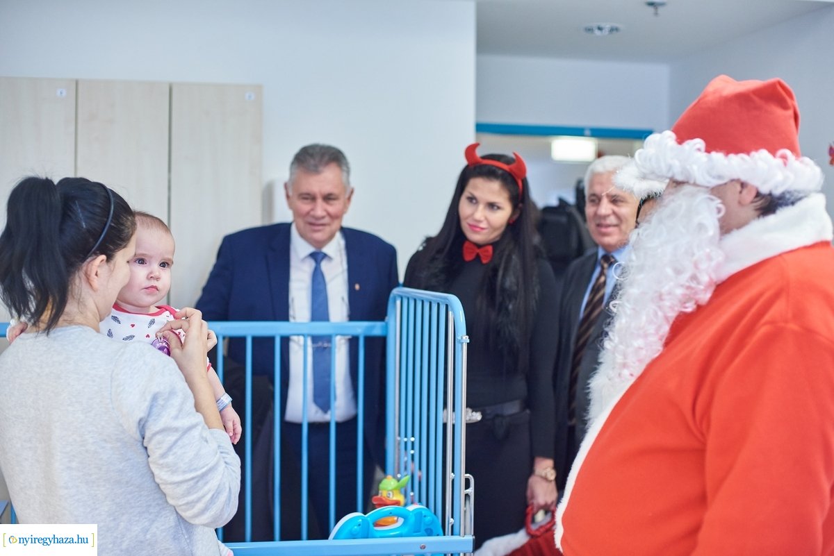 Mikulás látogatása a gyermekosztályon