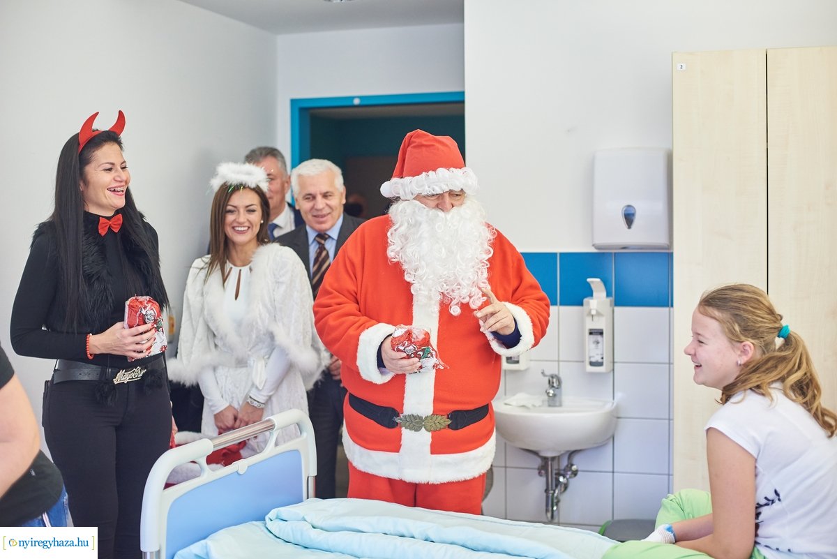 Mikulás látogatása a gyermekosztályon