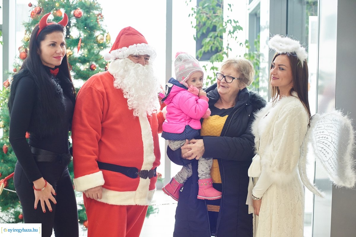 Mikulás látogatása a gyermekosztályon