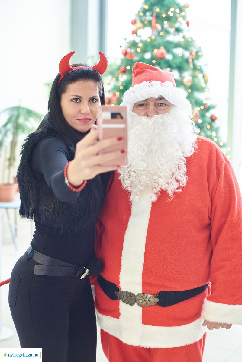 Mikulás látogatása a gyermekosztályon