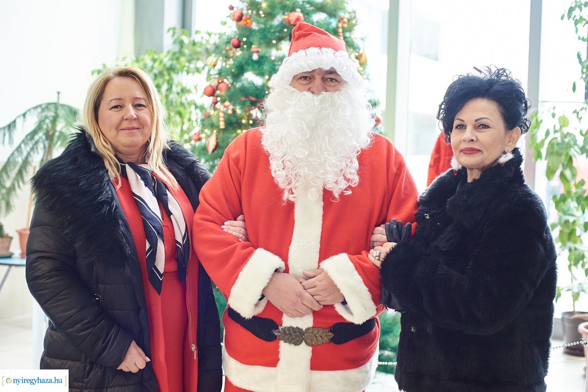 Mikulás látogatása a gyermekosztályon