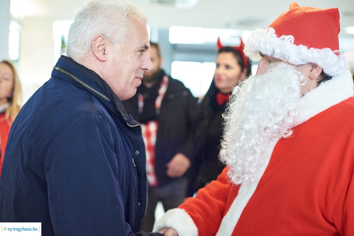 Mikulás látogatása a gyermekosztályon