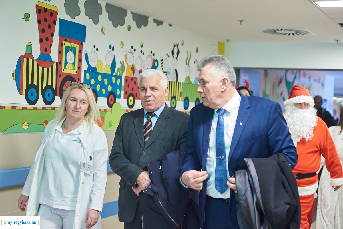 Mikulás látogatása a gyermekosztályon
