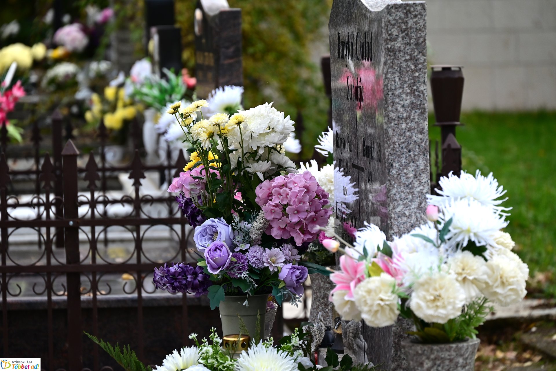 Millió színben pompázik az Északi temető