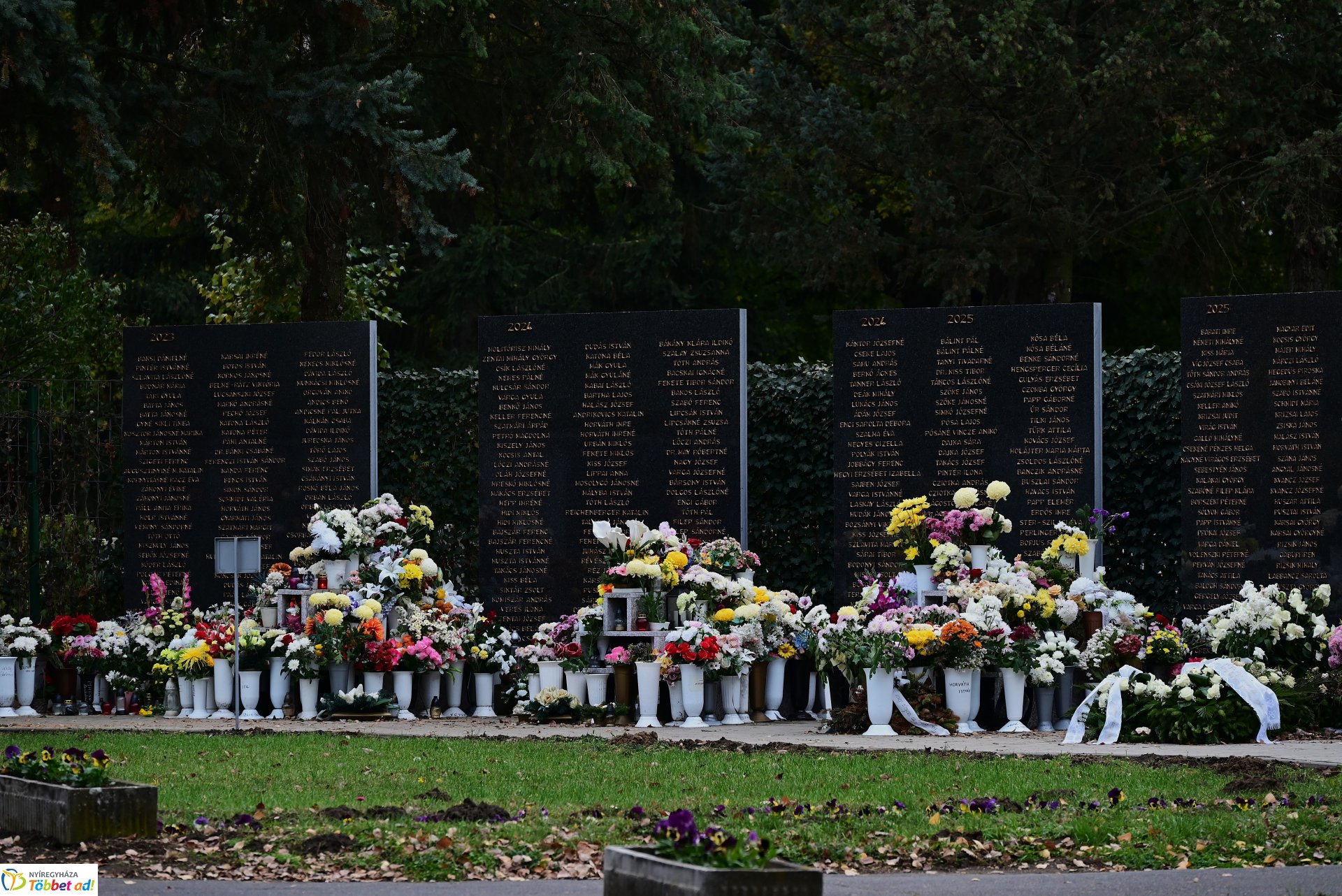 Millió színben pompázik az Északi temető
