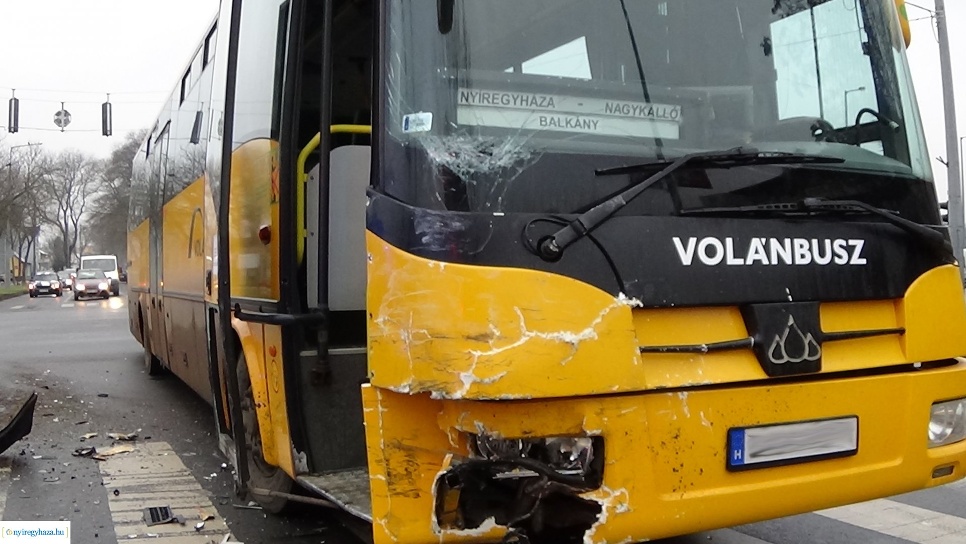 Milliós anyagi kárral járó baleset, autóbusz és teherautó ütközött