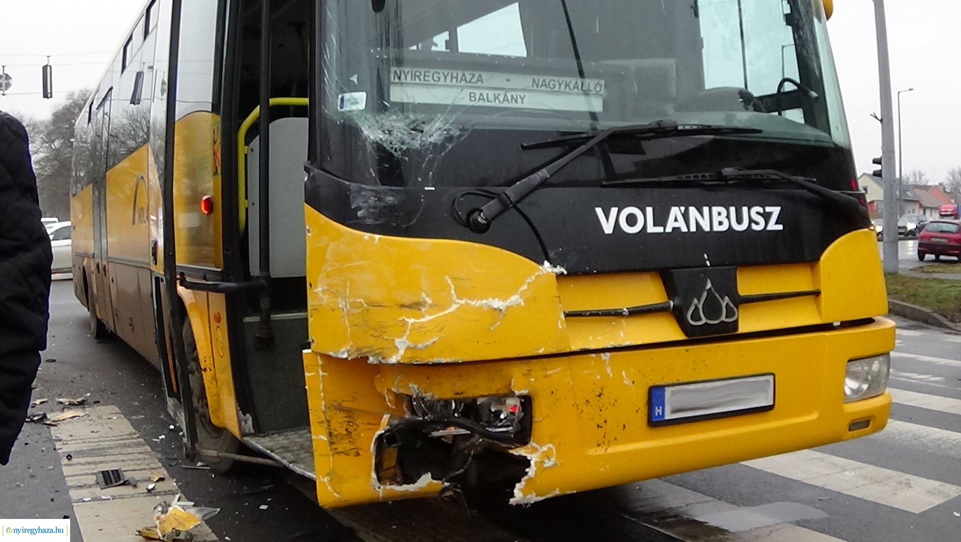 Milliós anyagi kárral járó baleset, autóbusz és teherautó ütközött