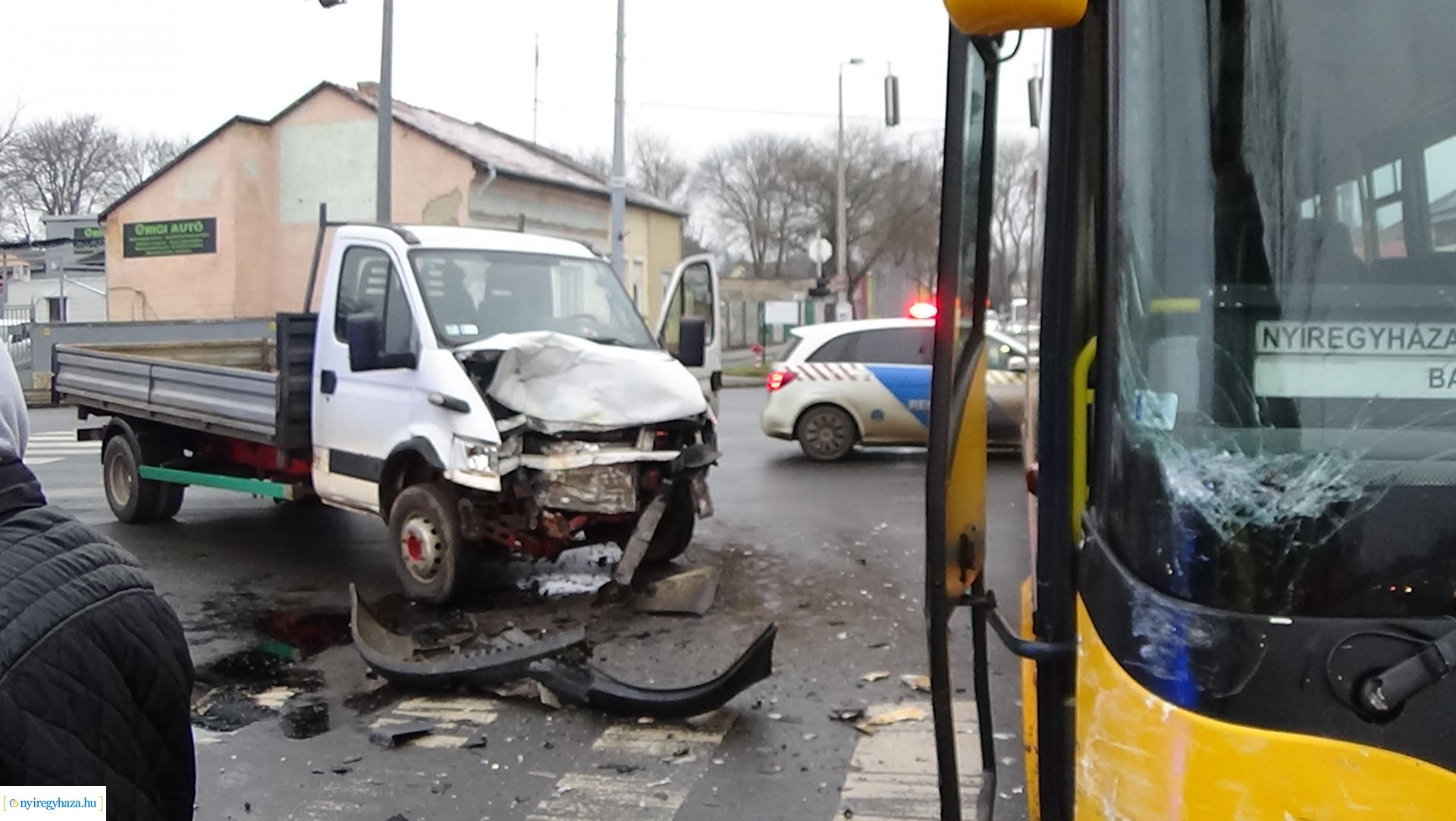 Milliós anyagi kárral járó baleset, autóbusz és teherautó ütközött