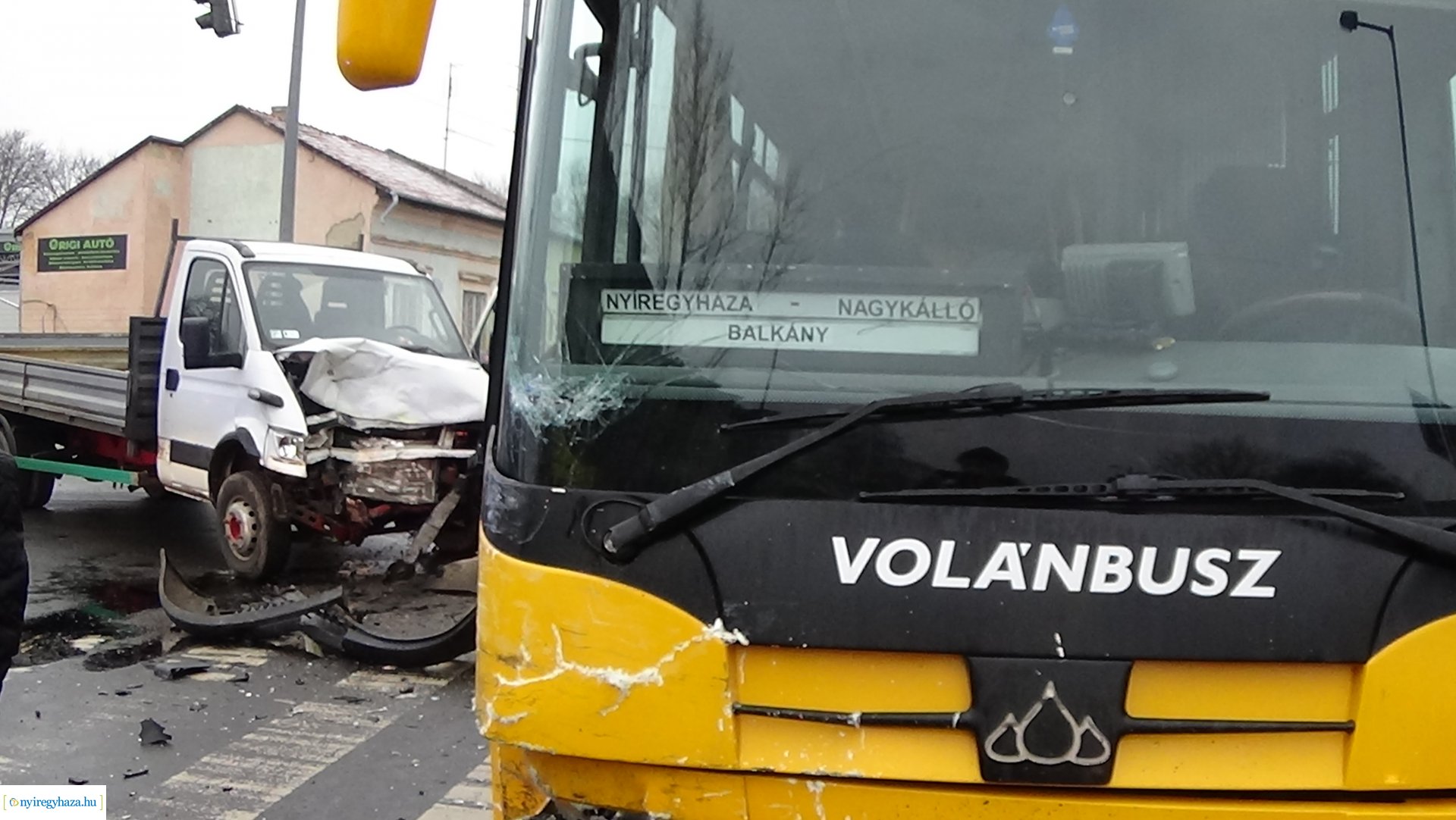 Milliós anyagi kárral járó baleset, autóbusz és teherautó ütközött