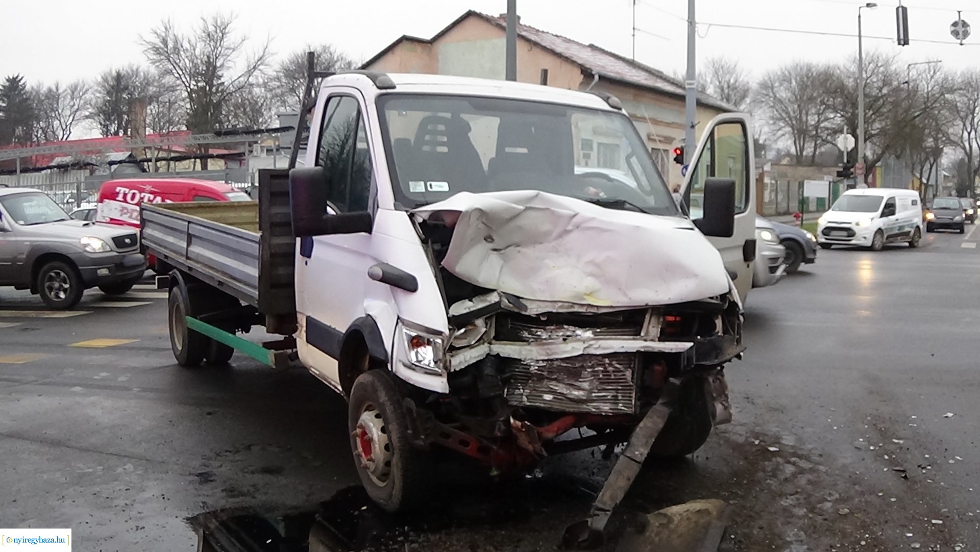 Milliós anyagi kárral járó baleset, autóbusz és teherautó ütközött