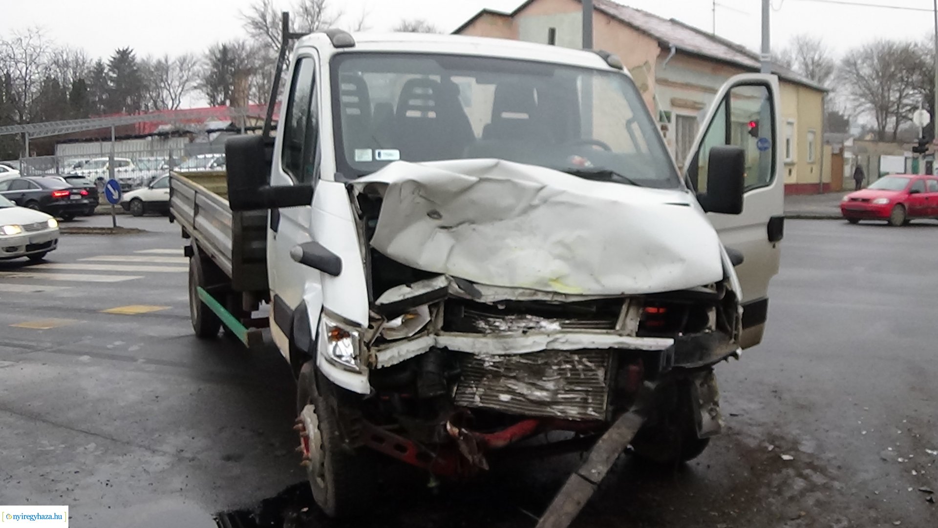 Milliós anyagi kárral járó baleset, autóbusz és teherautó ütközött