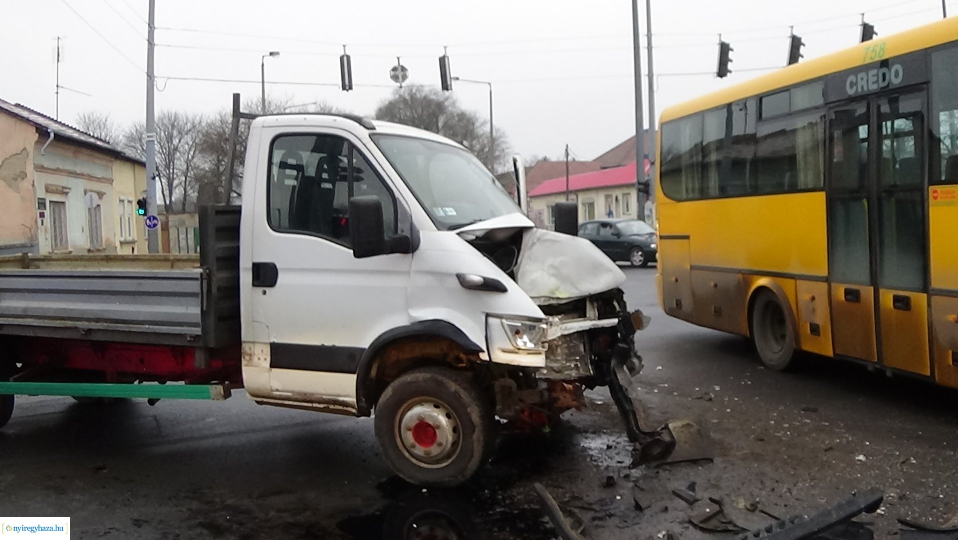 Milliós anyagi kárral járó baleset, autóbusz és teherautó ütközött