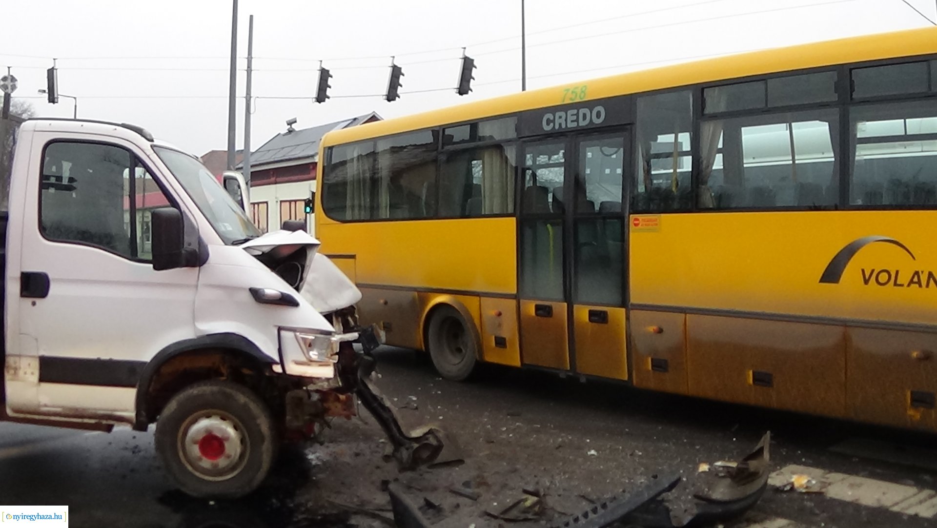 Milliós anyagi kárral járó baleset, autóbusz és teherautó ütközött