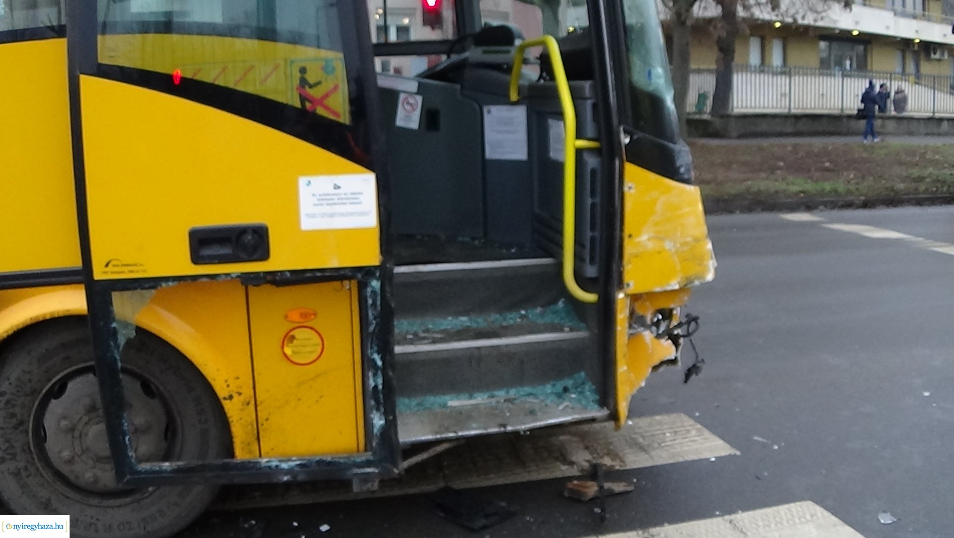 Milliós anyagi kárral járó baleset, autóbusz és teherautó ütközött