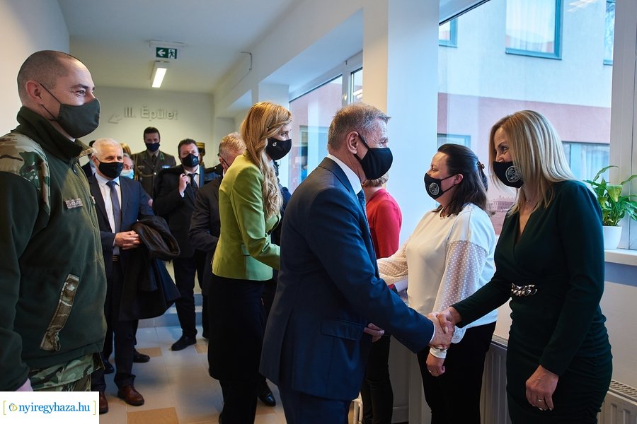 Miniszteri látogatás a honvéd kollégiumban