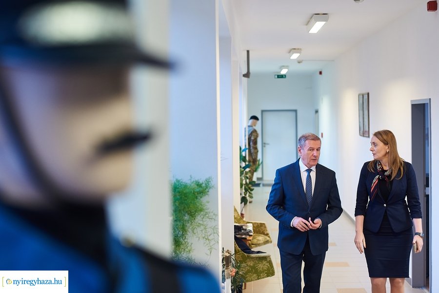 Miniszteri látogatás a honvéd kollégiumban
