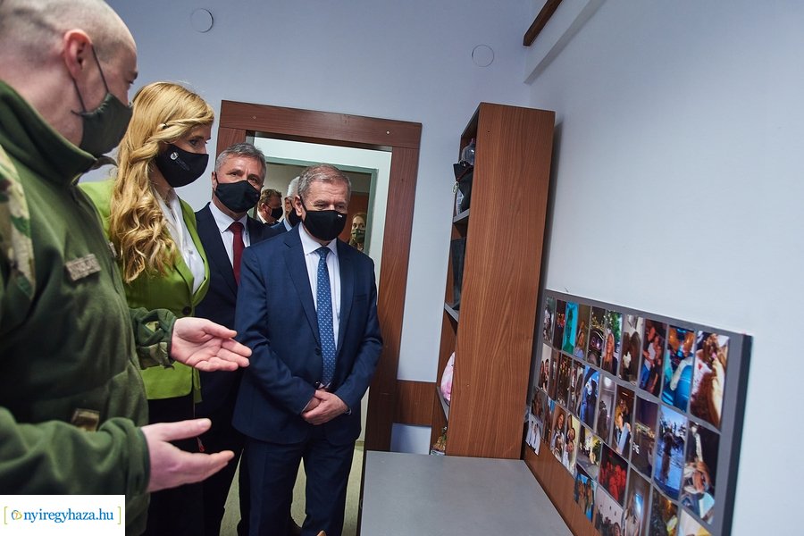 Miniszteri látogatás a honvéd kollégiumban