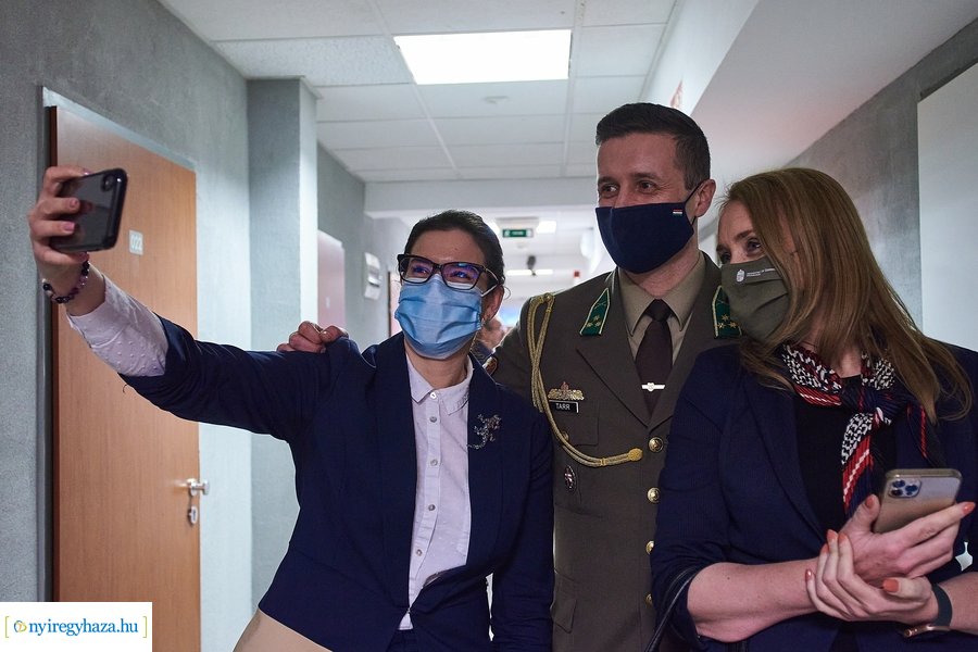 Miniszteri látogatás a honvéd kollégiumban