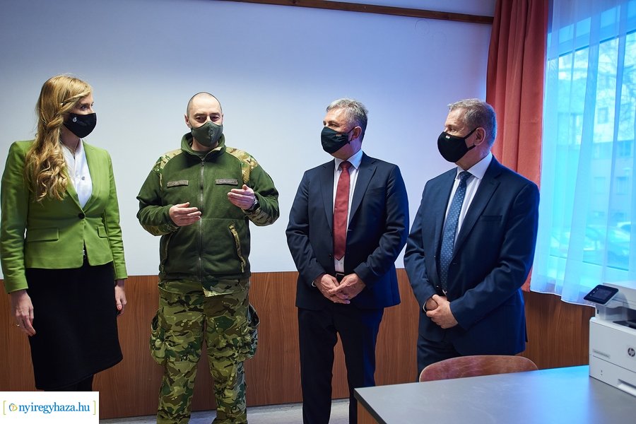 Miniszteri látogatás a honvéd kollégiumban