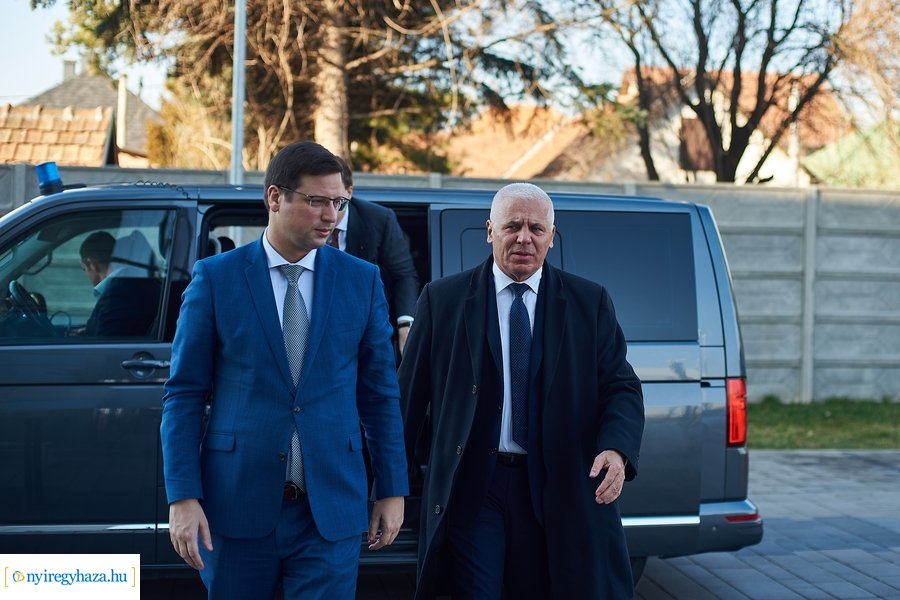 Miniszteri látogatás az Atlétikai Centrumban