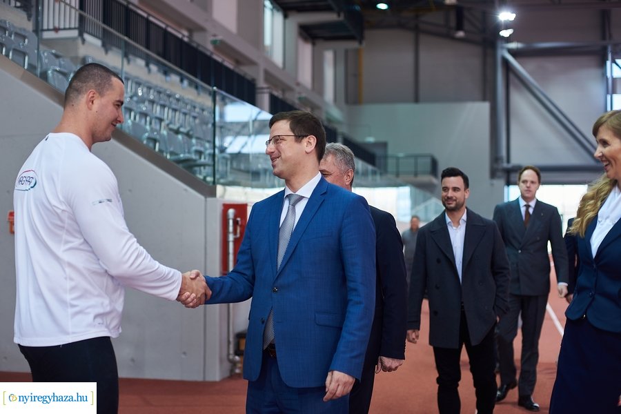 Miniszteri látogatás az Atlétikai Centrumban