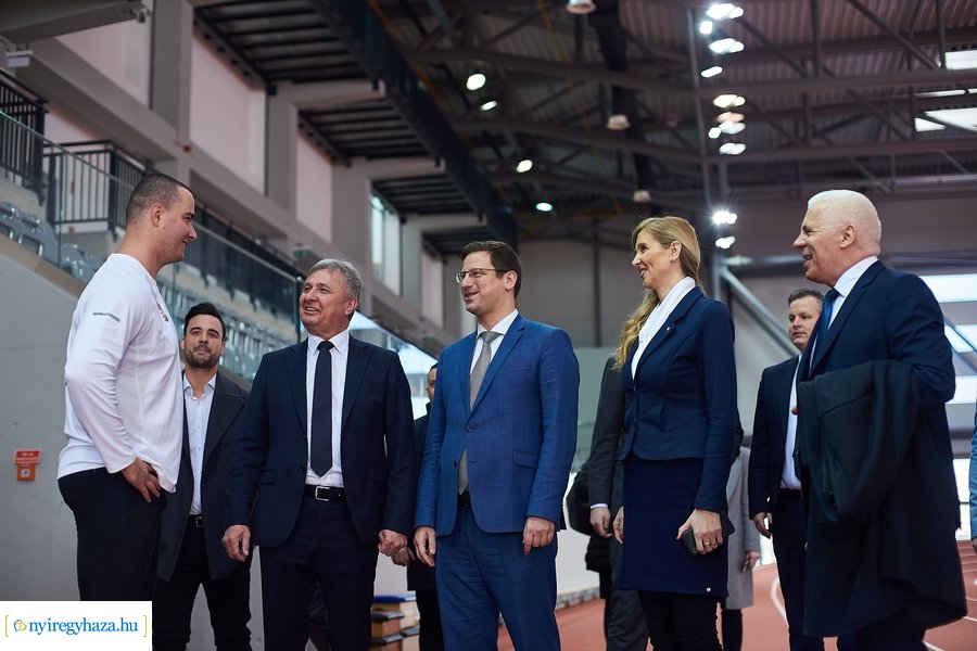 Miniszteri látogatás az Atlétikai Centrumban