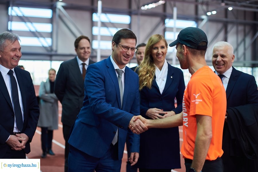 Miniszteri látogatás az Atlétikai Centrumban
