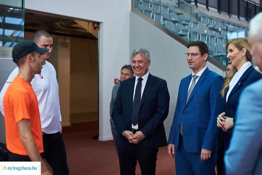 Miniszteri látogatás az Atlétikai Centrumban