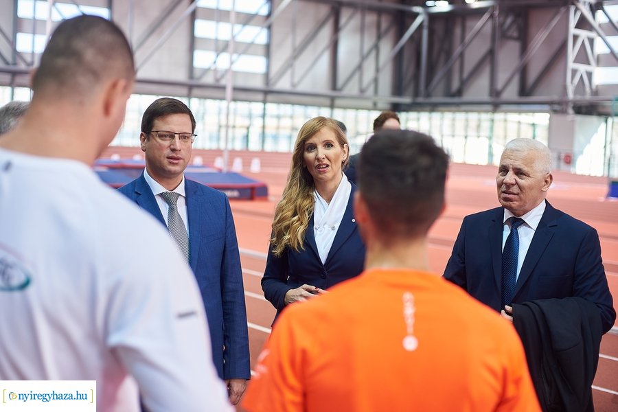 Miniszteri látogatás az Atlétikai Centrumban