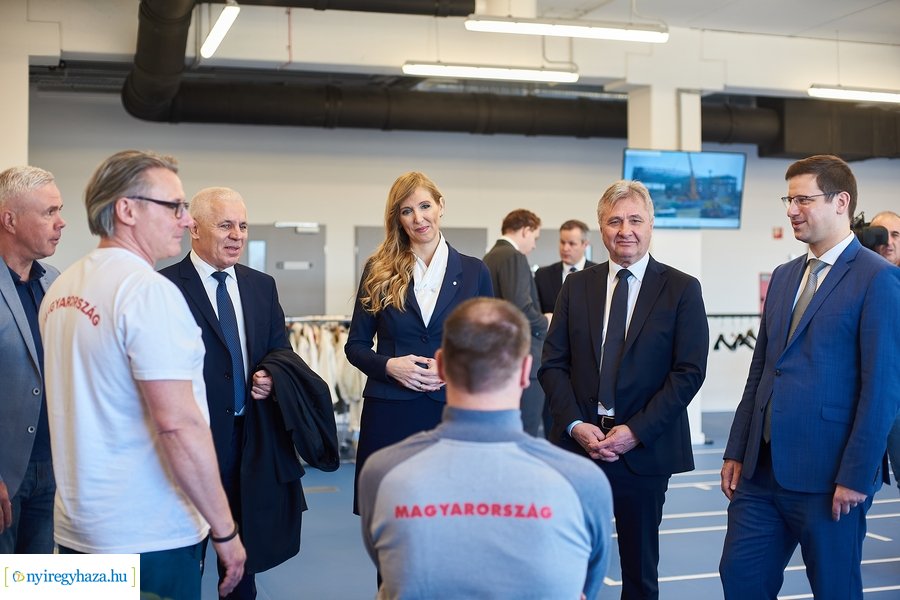 Miniszteri látogatás az Atlétikai Centrumban