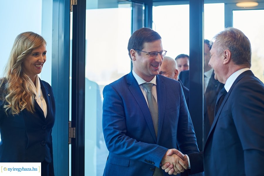 Miniszteri látogatás az Atlétikai Centrumban