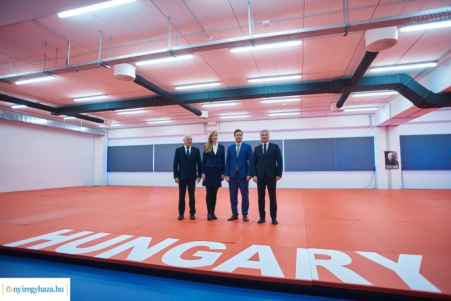 Miniszteri látogatás az Atlétikai Centrumban