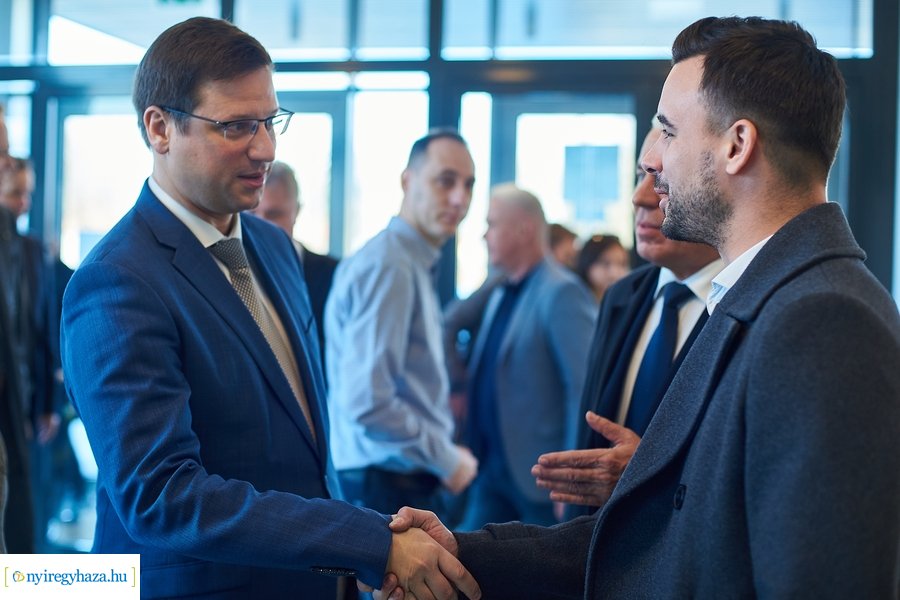 Miniszteri látogatás az Atlétikai Centrumban