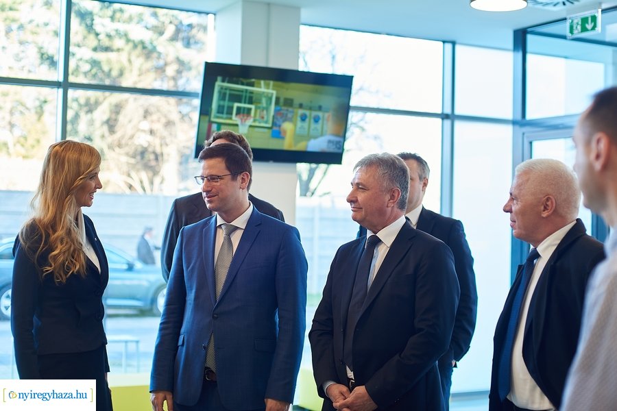 Miniszteri látogatás az Atlétikai Centrumban