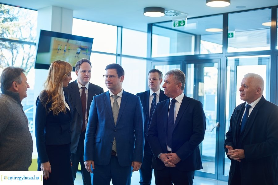 Miniszteri látogatás az Atlétikai Centrumban
