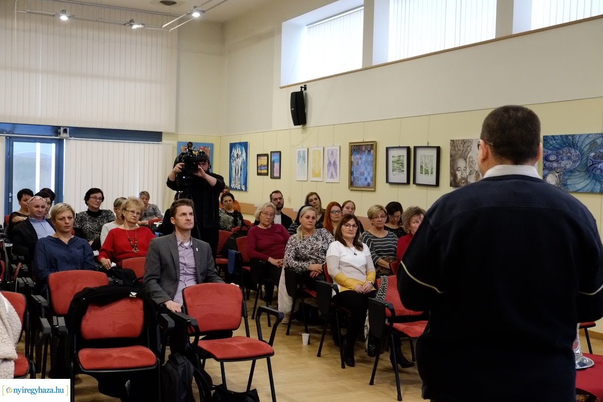 Montage szakmai konferencia a könyvtárban
