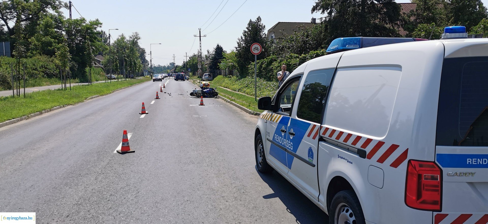 Motoros csapódott autóba