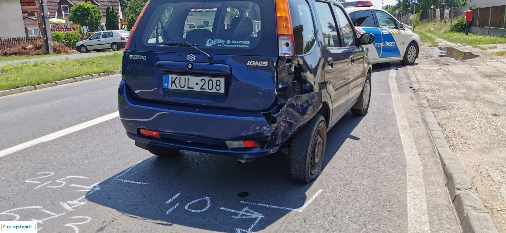 Motoros csapódott autóba