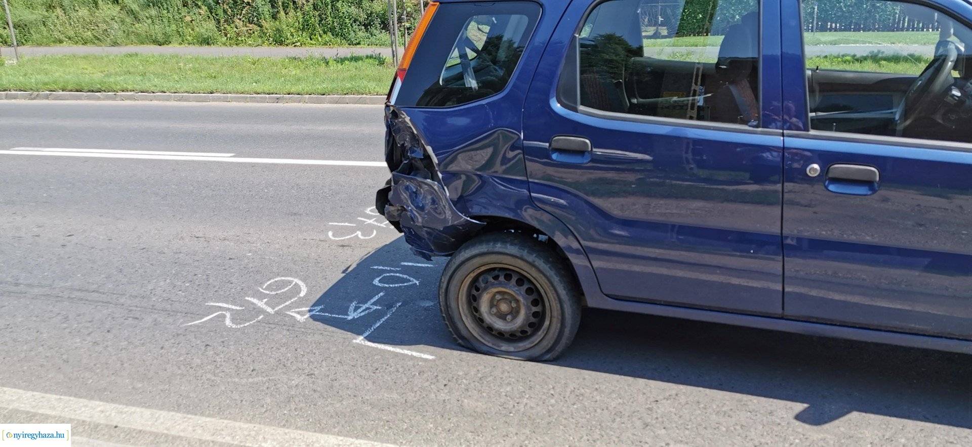 Motoros csapódott autóba