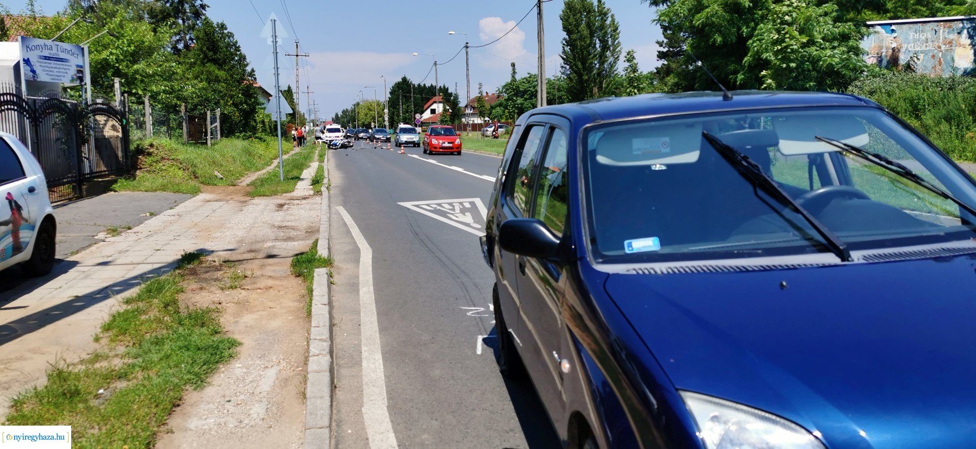 Motoros csapódott autóba