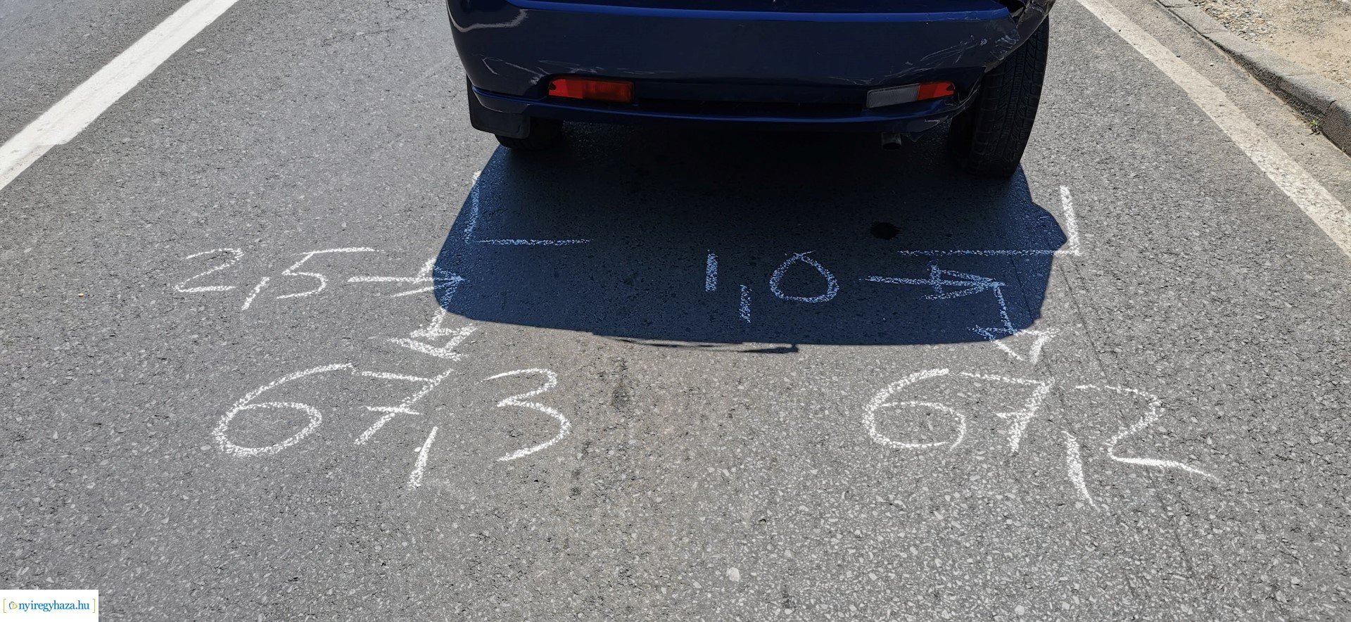 Motoros csapódott autóba