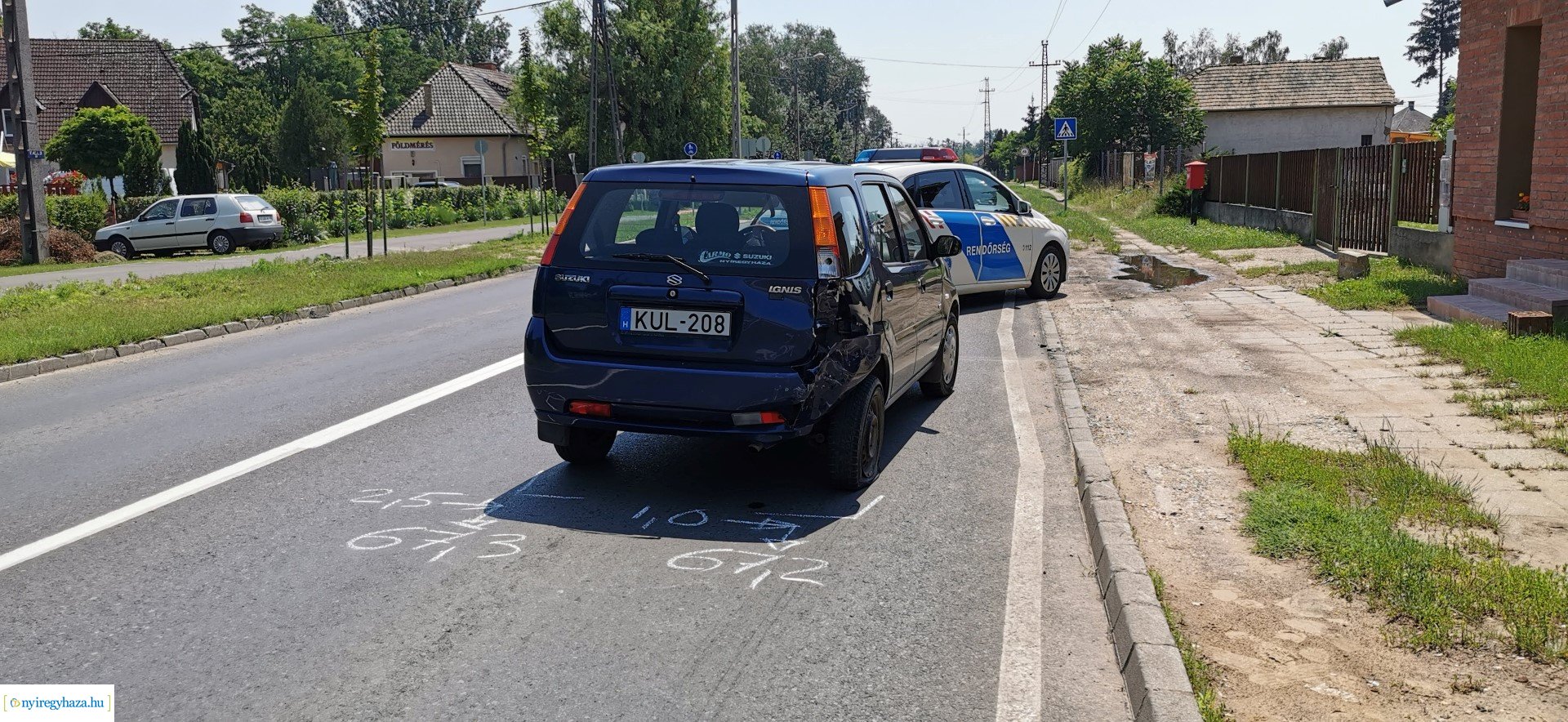 Motoros csapódott autóba