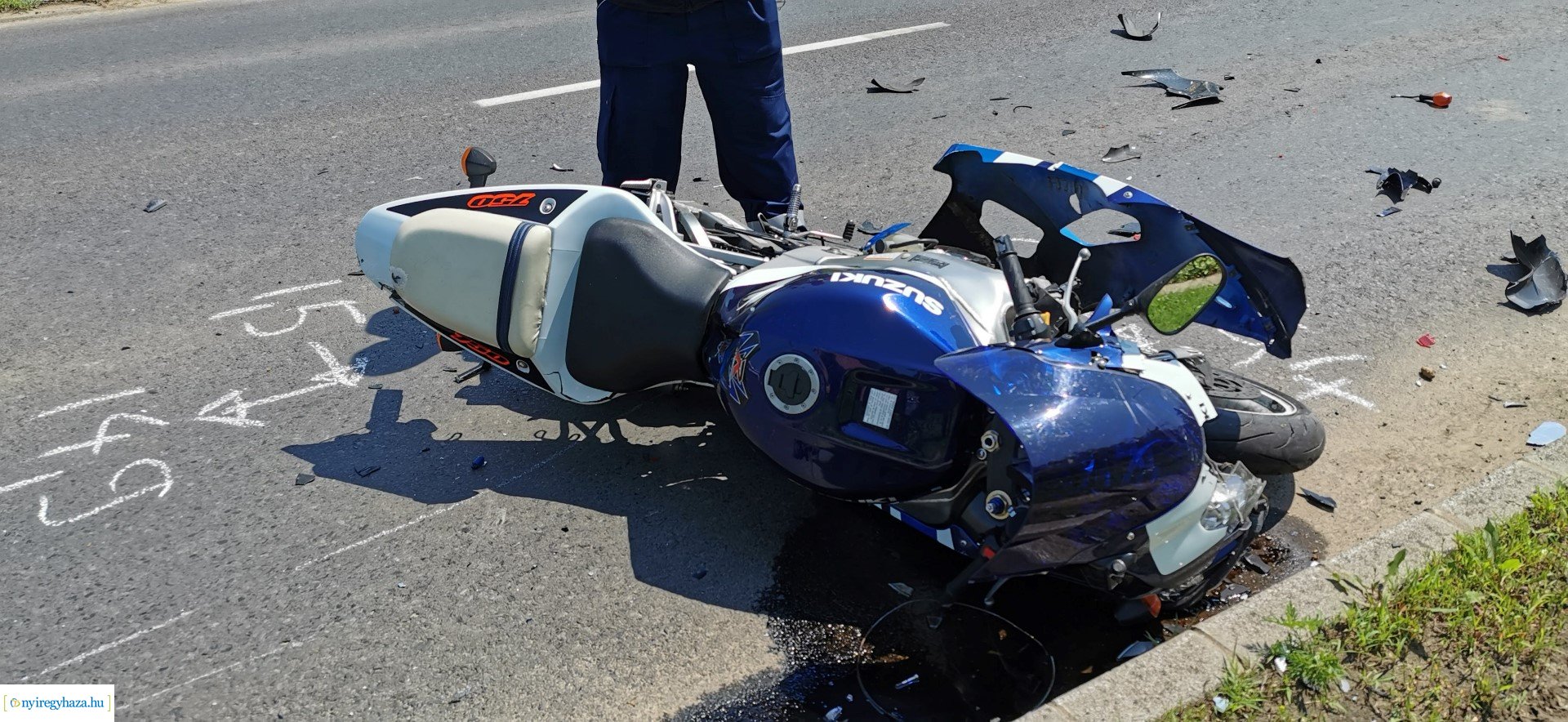 Motoros csapódott autóba