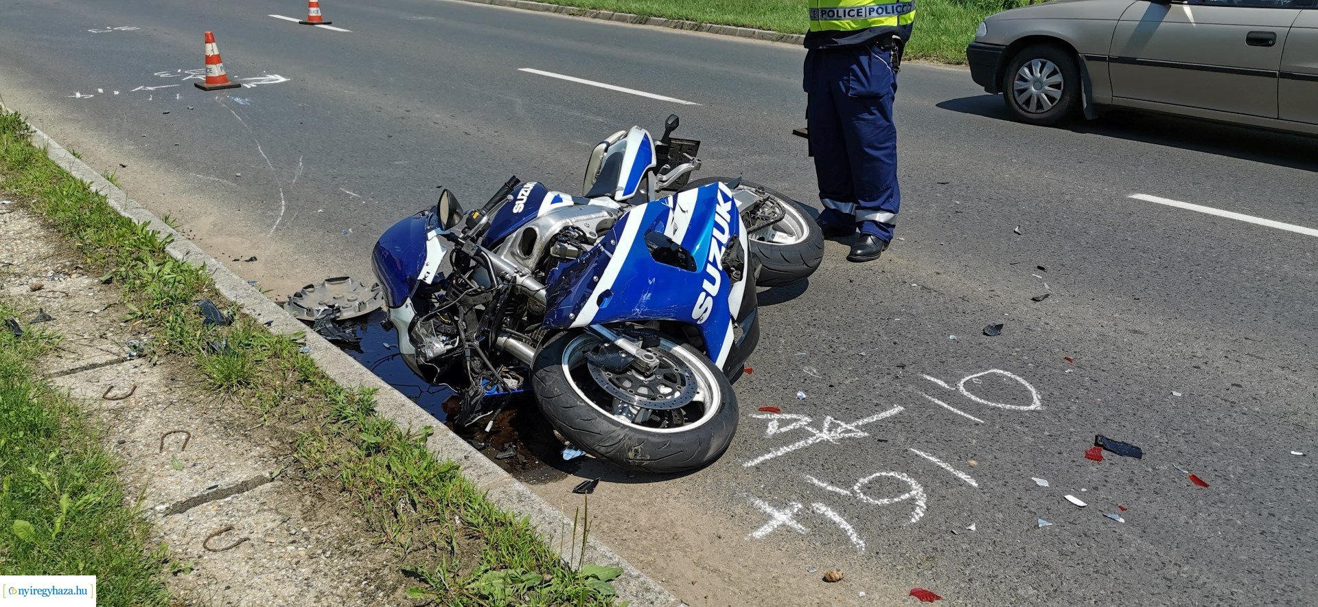 Motoros csapódott autóba