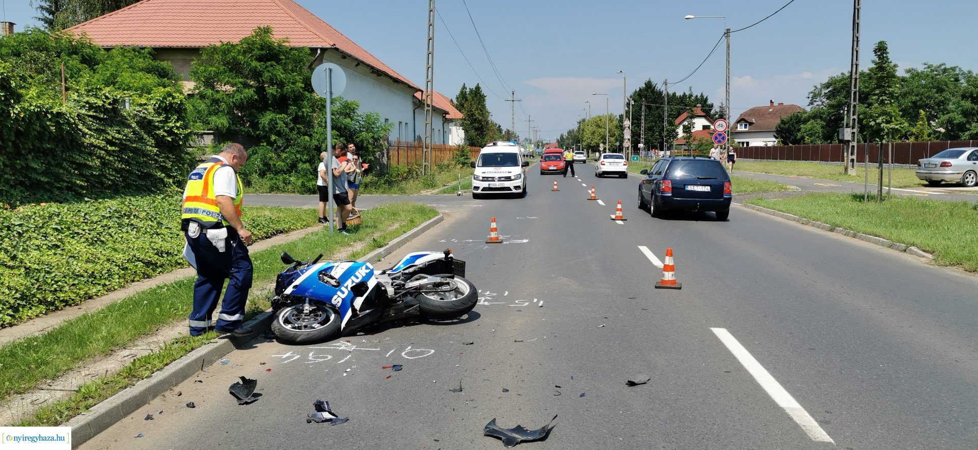 Motoros csapódott autóba