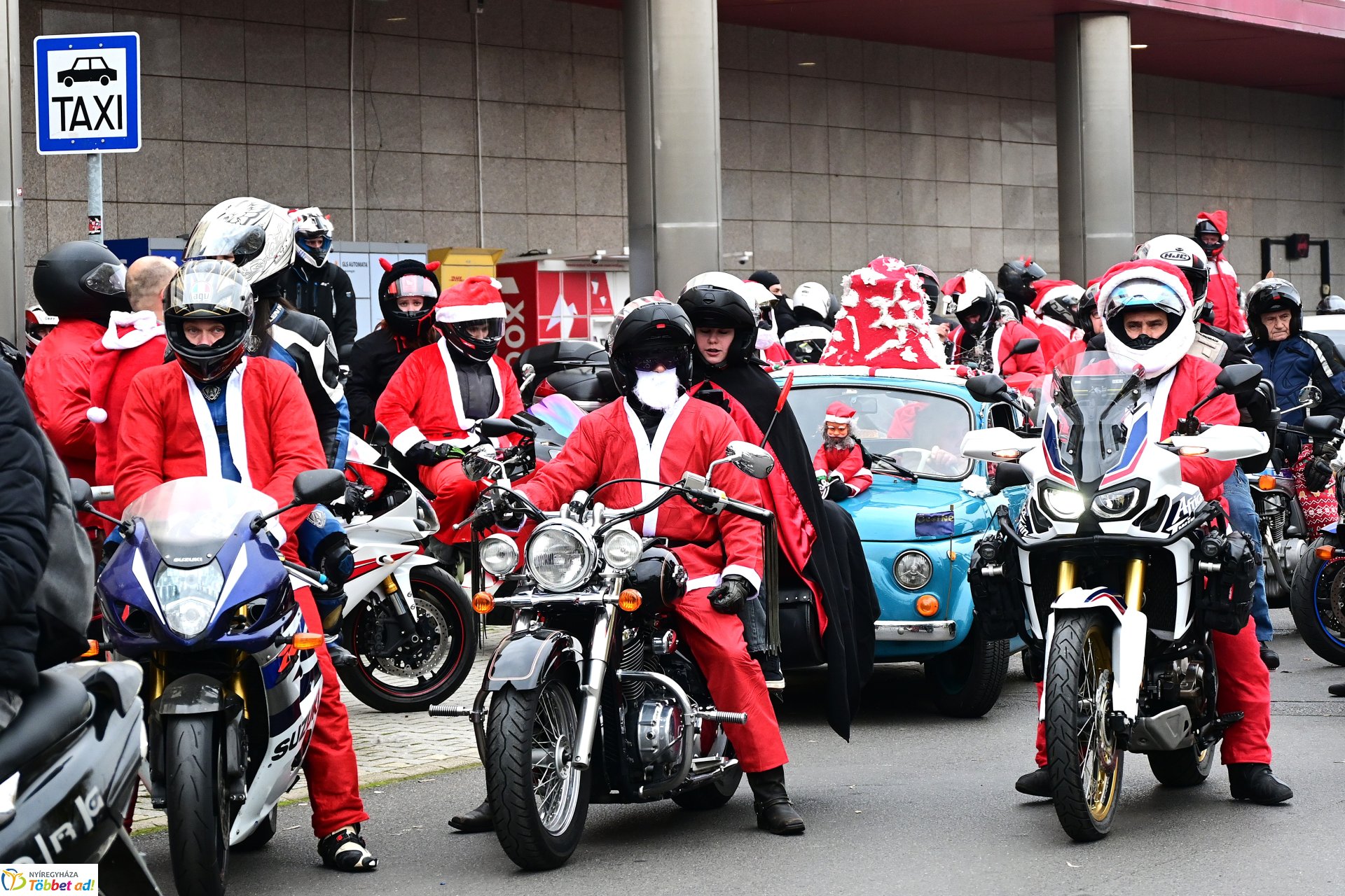 Motoros mikulások felvonulása Nyíregyháza utcáin