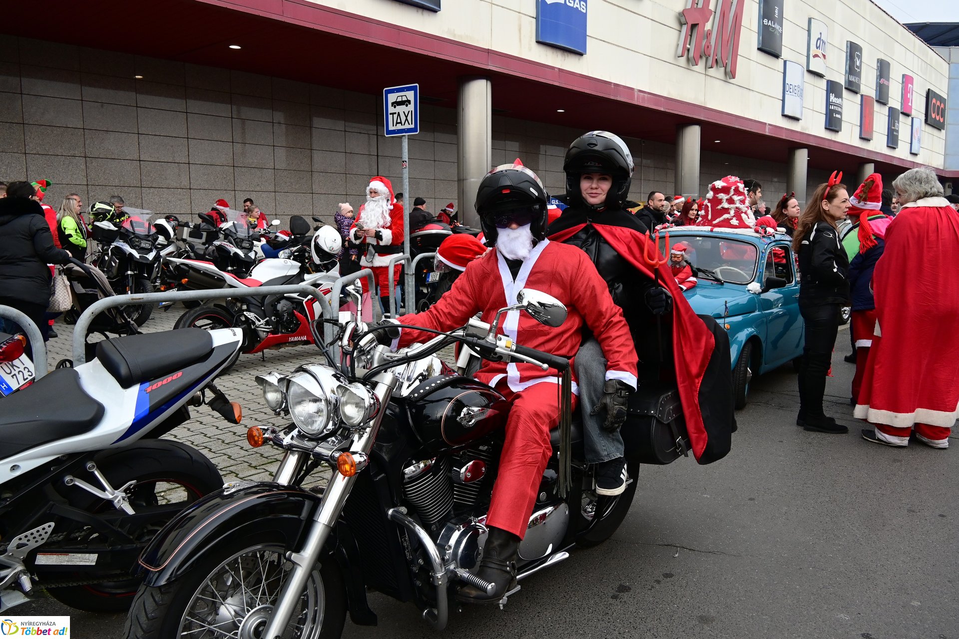 Motoros mikulások felvonulása Nyíregyháza utcáin