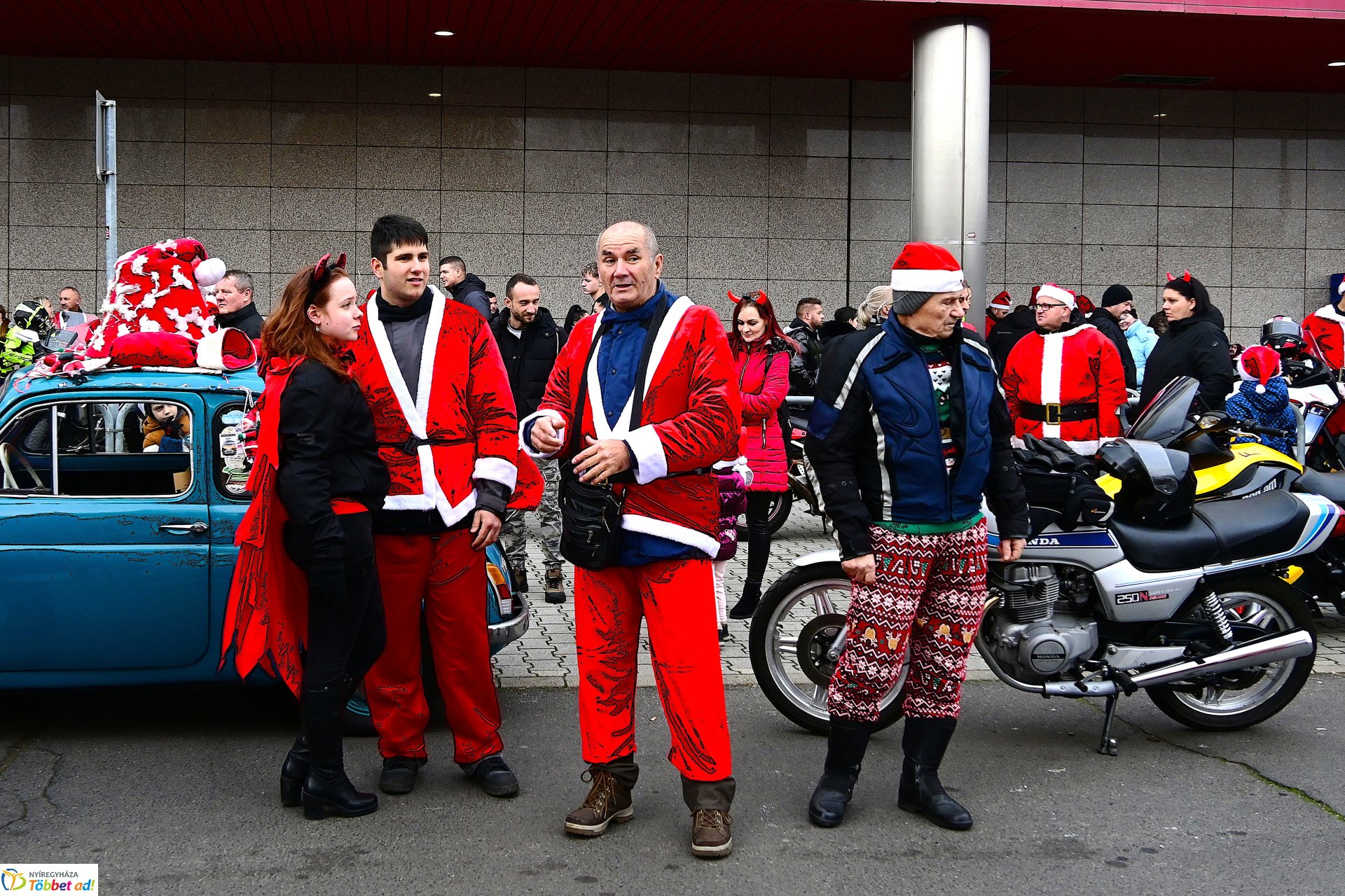 Motoros mikulások felvonulása Nyíregyháza utcáin